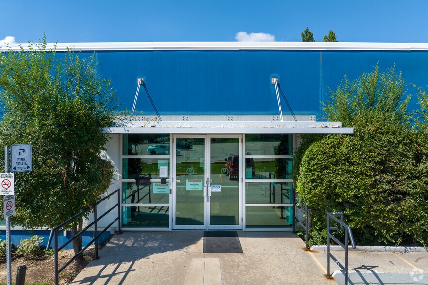 251 Attwell Dr, Toronto, ON à vendre - Photo du bâtiment - Image 3 de 3