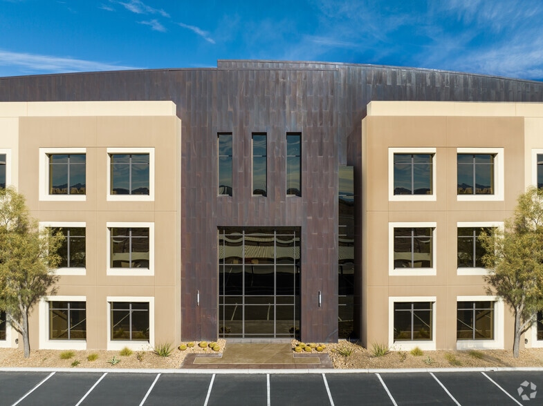 7450 Arroyo Crossing Pky, Las Vegas, NV for lease - Building Photo - Image 2 of 11