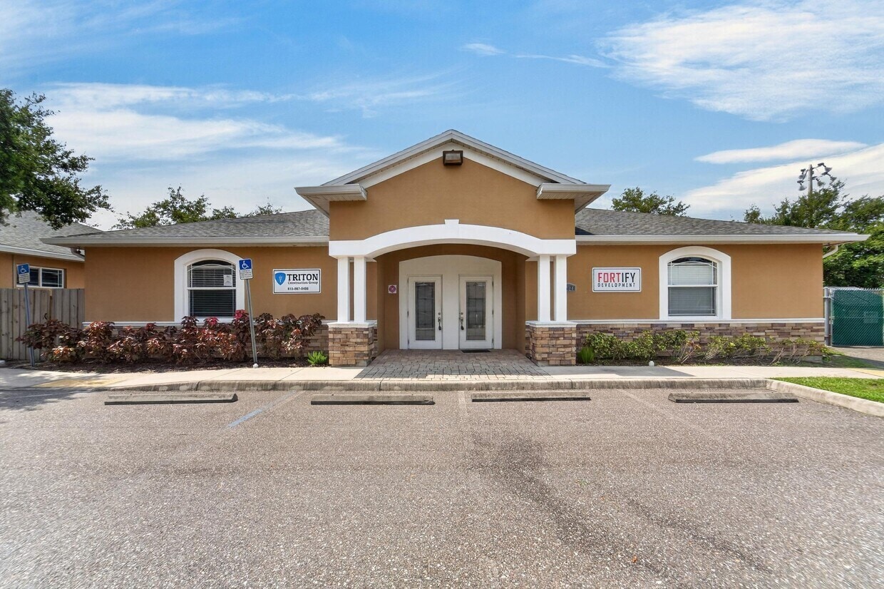 7318 W Comanche Ave, Tampa, FL for sale Primary Photo- Image 1 of 57