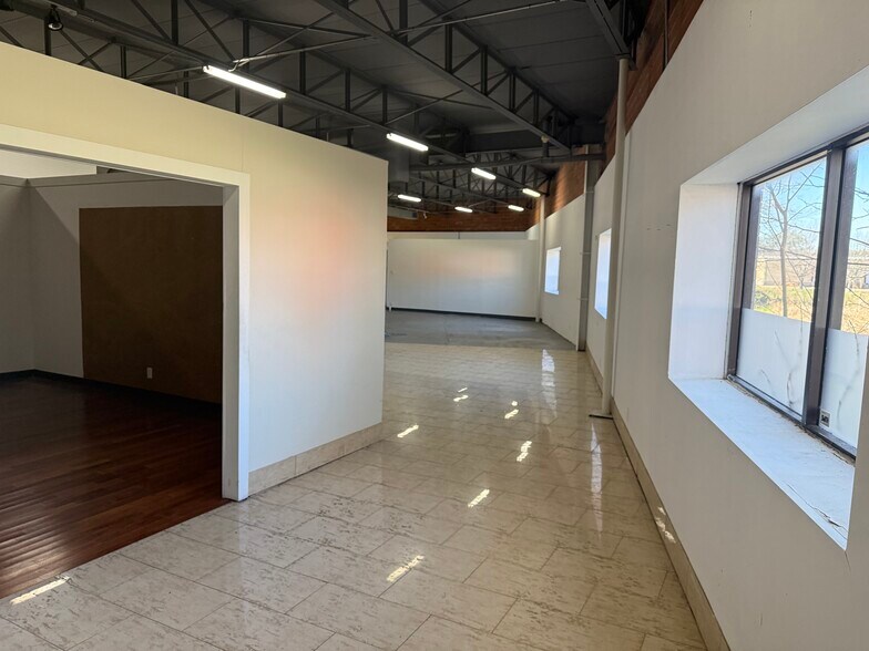 2124 Farrington St, Dallas, TX à louer - Photo du bâtiment - Image 3 de 5