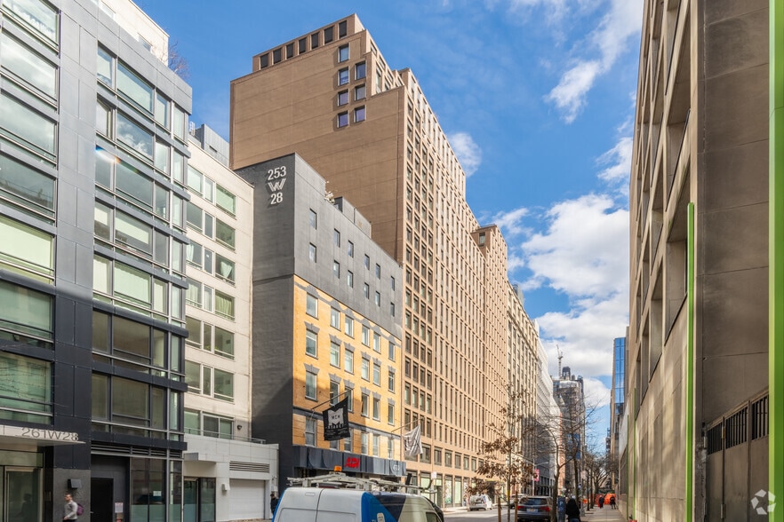 243 W 28th St, New York, NY for lease - Building Photo - Image 1 of 1