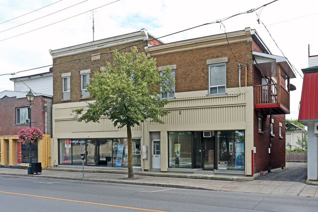 Plus de détails pour 319-327 Montreal Rd, Cornwall, ON - Commerce de détail à louer