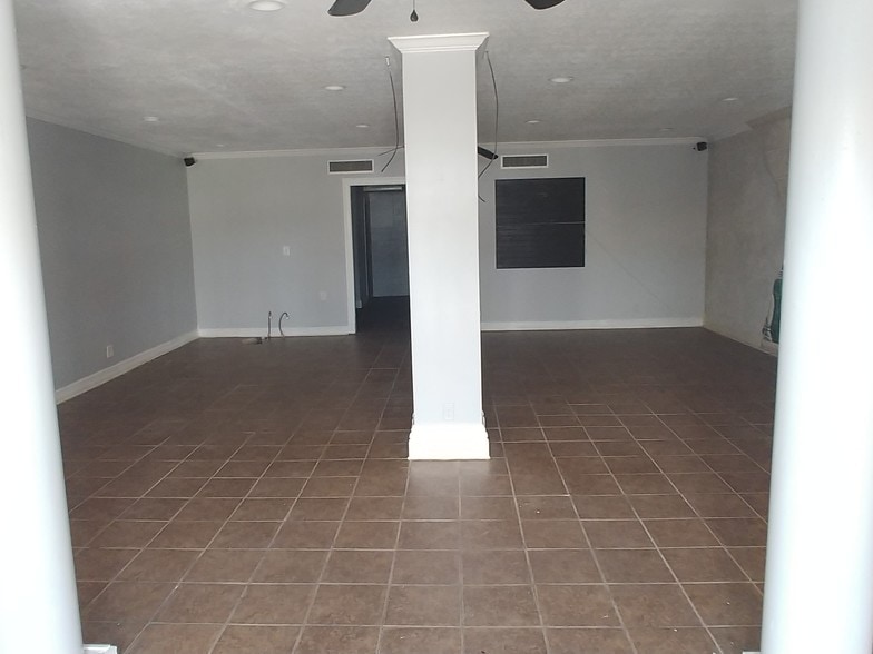 909 N 8th Ave, Texas City, TX for sale - Interior Photo - Image 3 of 13