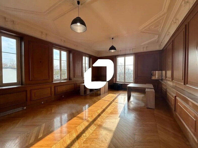 Office in Nogent-sur-Marne for lease - Interior Photo - Image 1 of 11