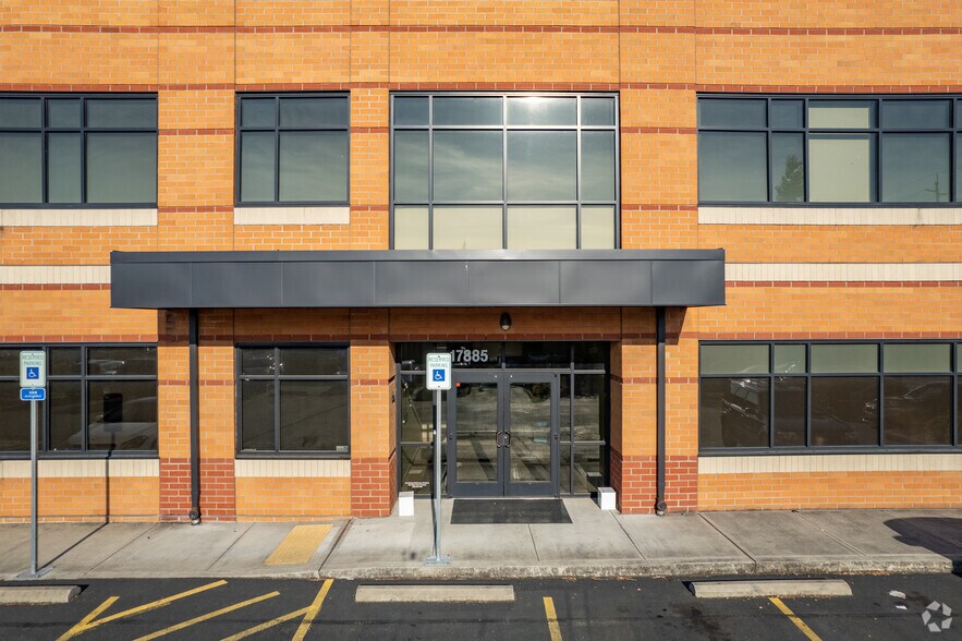 17885 NW Evergreen Pky, Beaverton, OR à louer - Photo du bâtiment - Image 2 de 5