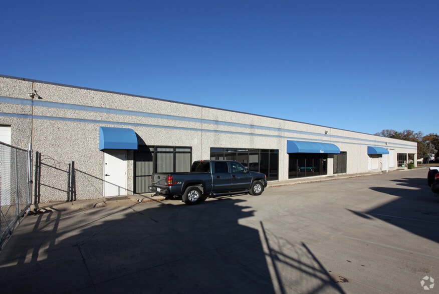 2530 Glenda Ln, Dallas, TX à louer - Photo du bâtiment - Image 2 de 3