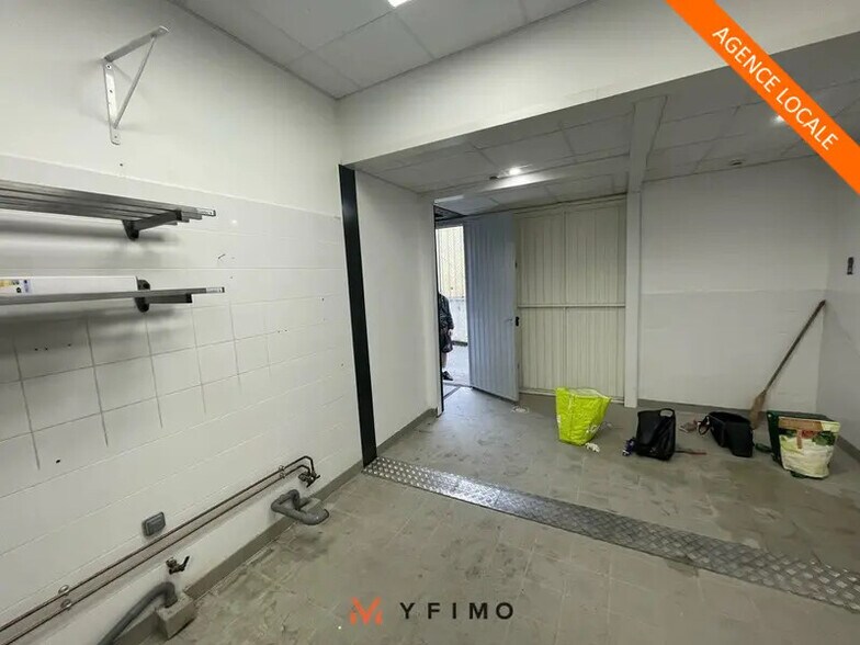 Flex in Ecquevilly for lease - Interior Photo - Image 1 of 7