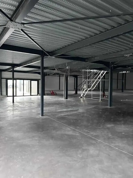 Office in Miribel for lease - Building Photo - Image 2 of 11