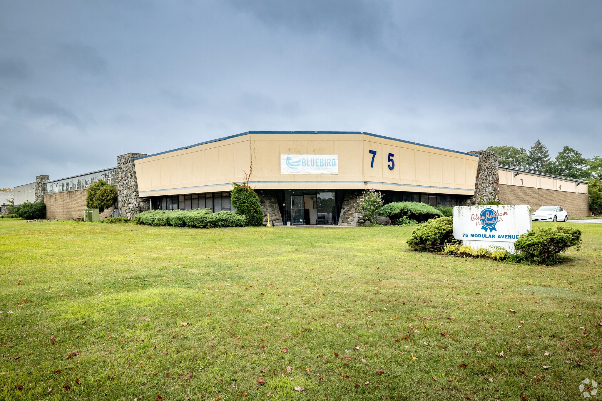 75 Modular Ave, Commack, NY for sale Primary Photo- Image 1 of 1