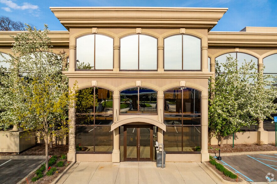 21 E Long Lake Rd, Bloomfield Hills, MI à louer - Photo du bâtiment - Image 3 de 6