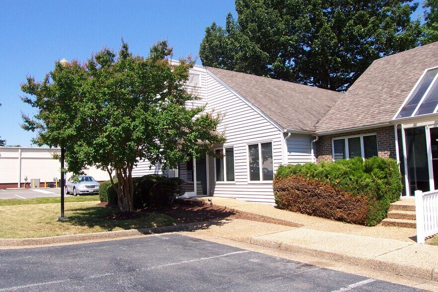 703 Thimble Shoals Blvd, Newport News, VA for lease - Building Photo - Image 2 of 12