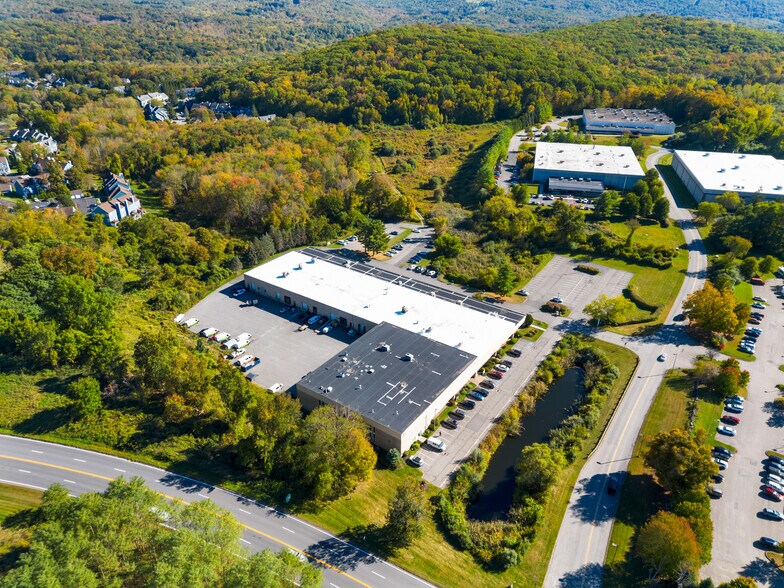 16 Mt. Ebo Rd S, Brewster Village, NY à vendre - Photo du bâtiment - Image 3 de 10