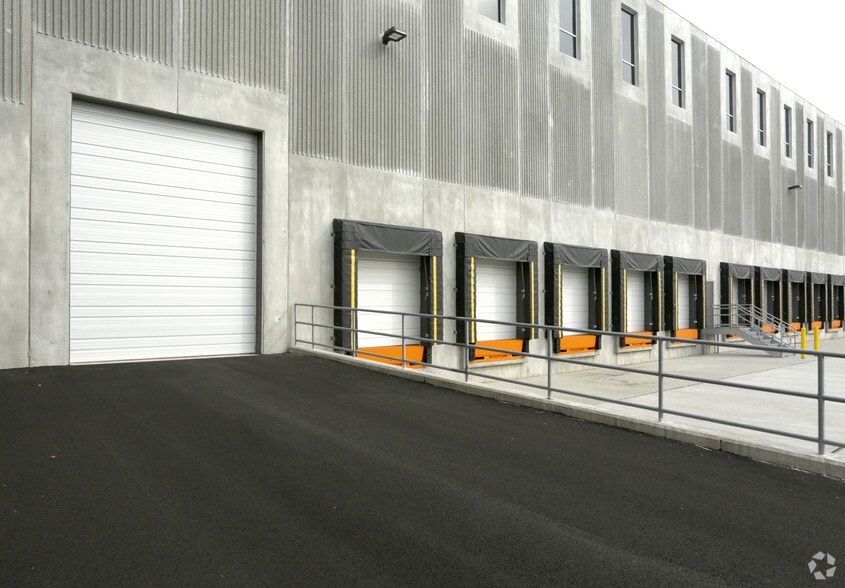 400 Huyler St, South Hackensack, NJ à louer - Photo du bâtiment - Image 2 de 6