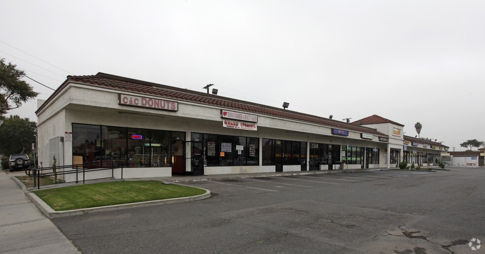 2300-2330 W Valencia Dr, Fullerton, CA for lease - Primary Photo - Image 2 of 4