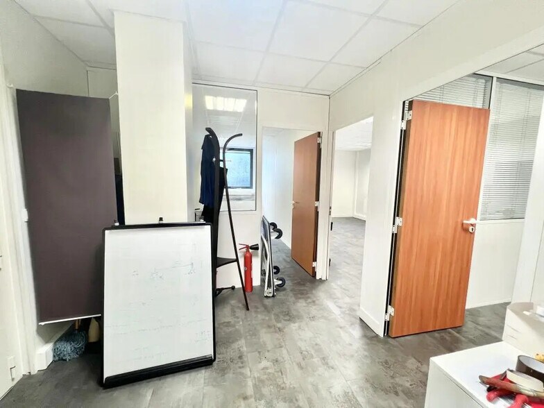 Office in Issy-les-Moulineaux for lease - Building Photo - Image 3 of 8