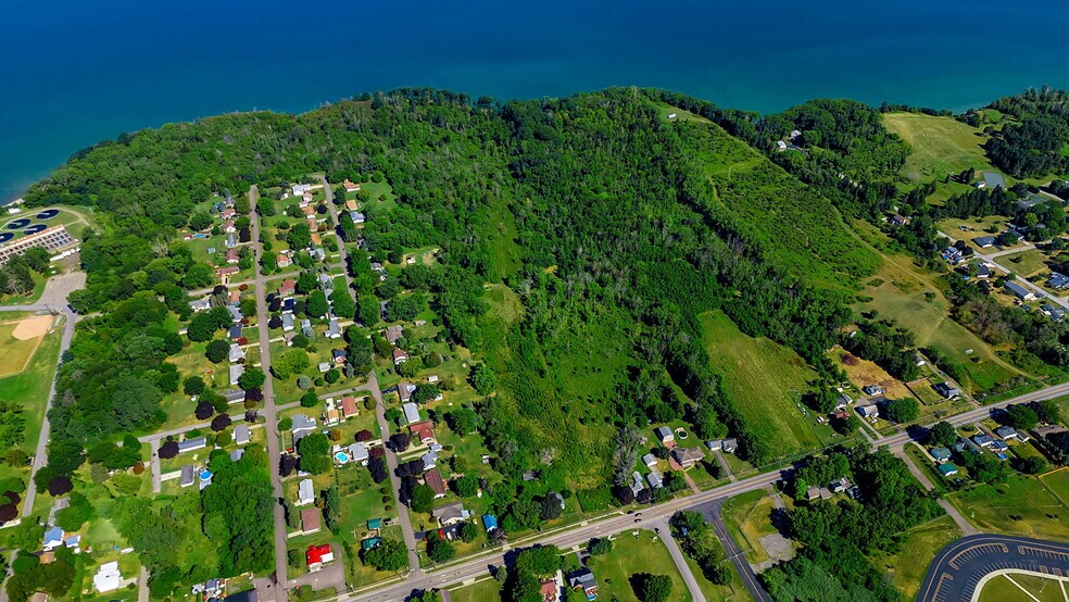 468 Lake Shore Dr E, Dunkirk, NY à vendre - Photo du bâtiment - Image 2 de 5