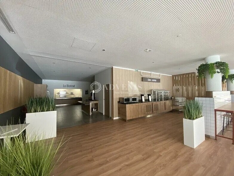 Flex in Montigny-le-Bretonneux for lease - Building Photo - Image 3 of 6