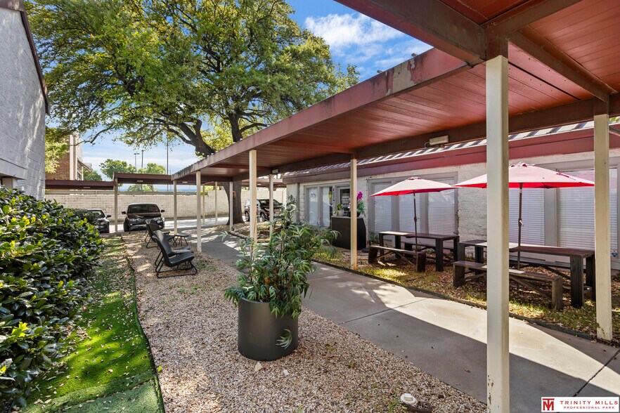 2761 E Trinity Mills Rd, Carrollton, TX à louer - Photo du bâtiment - Image 3 de 27