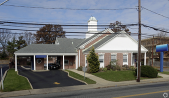 Double Drive-Through -Corner lot - Restaurant avec service au volant