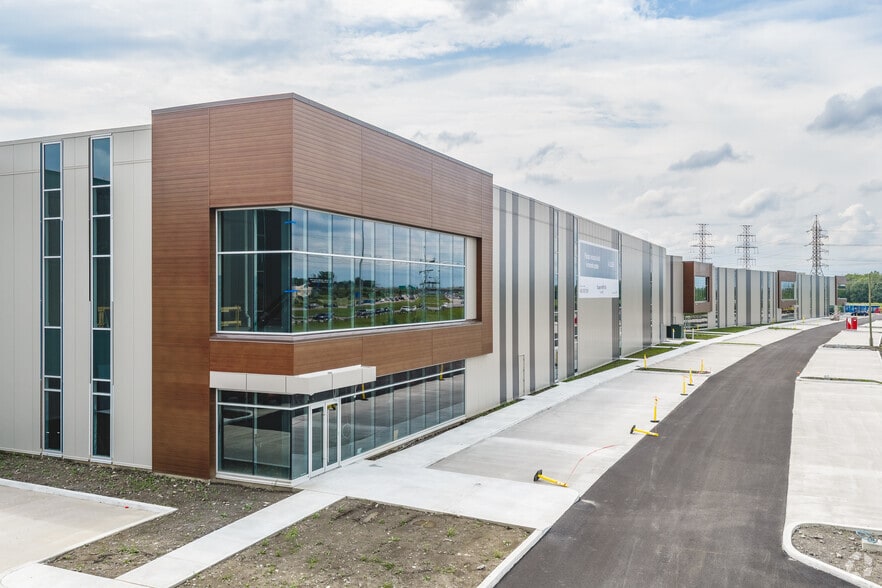 Crt Corporatif Laval, Laval, QC for lease - Building Photo - Image 2 of 9