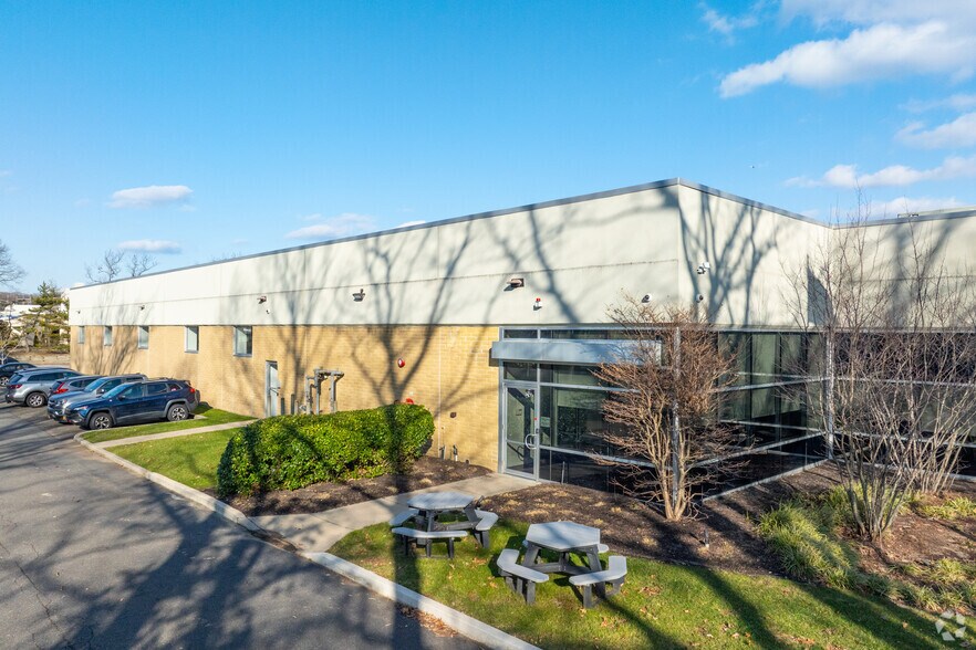10 Commerce Dr, Hauppauge, NY à louer - Photo du bâtiment - Image 2 de 5