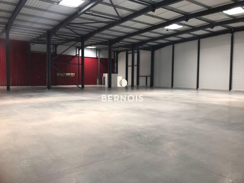Flex in Signes for lease - Interior Photo - Image 1 of 5