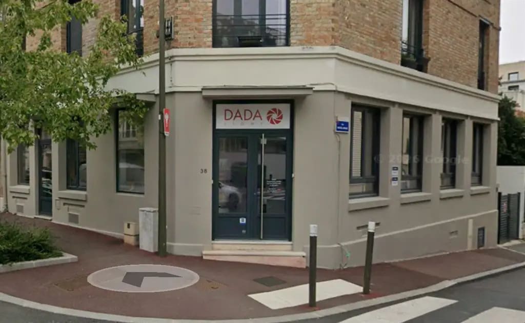 Retail in Suresnes for lease Building Photo- Image 1 of 5
