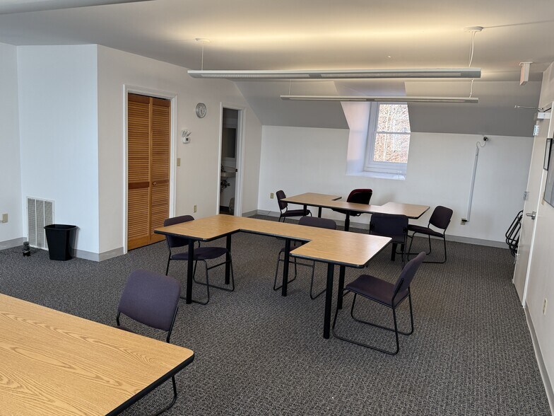 95-127 Fenn Rd, Newington, CT à louer - Photo du bâtiment - Image 2 de 6