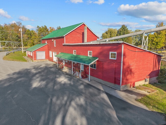 Plus de détails pour 9762 S Bridge St, Croghan, NY - Spécialité à vendre