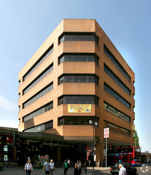 79 College Rd, Harrow à louer - Photo du bâtiment - Image 1 de 22