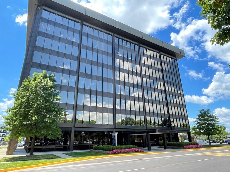 9200 Shelbyville Rd, Louisville, KY à louer - Photo du bâtiment - Image 1 de 10