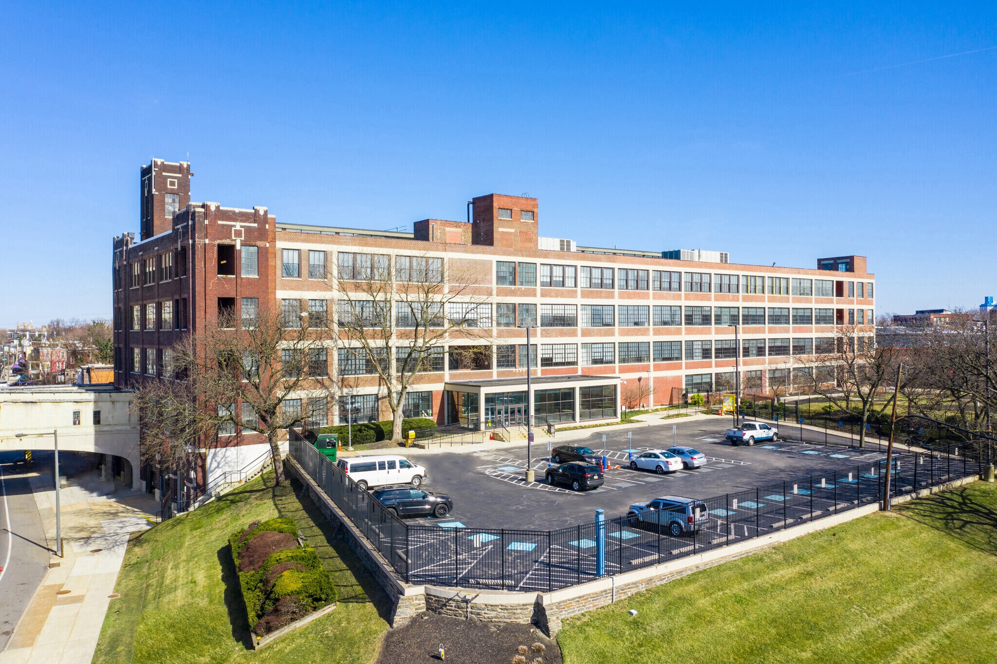 2450 W Hunting Park Ave, Philadelphia, PA à louer Photo du bâtiment- Image 1 de 7