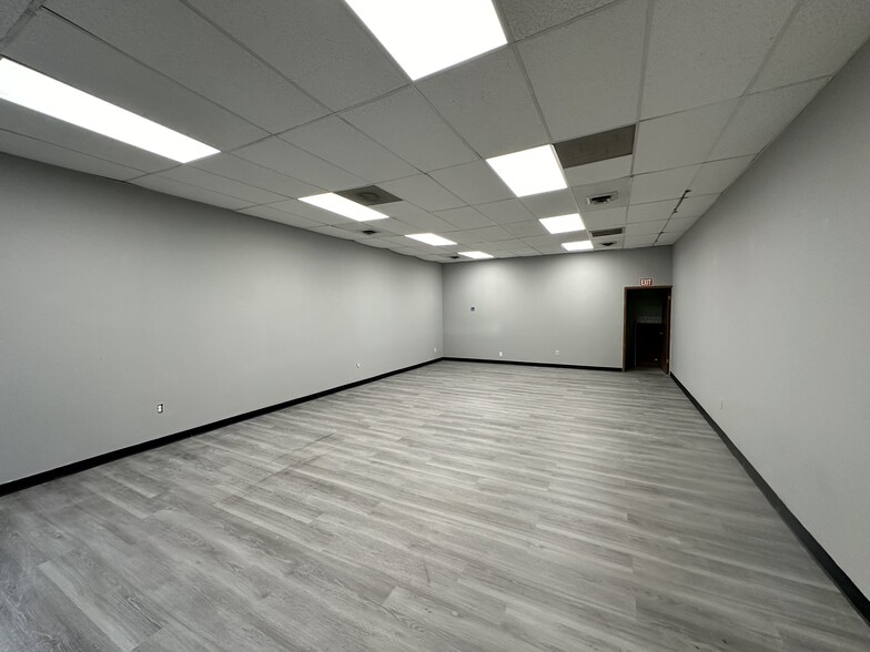 2040-2052 Campus Dr, Saint Charles, MO for lease - Interior Photo - Image 2 of 9