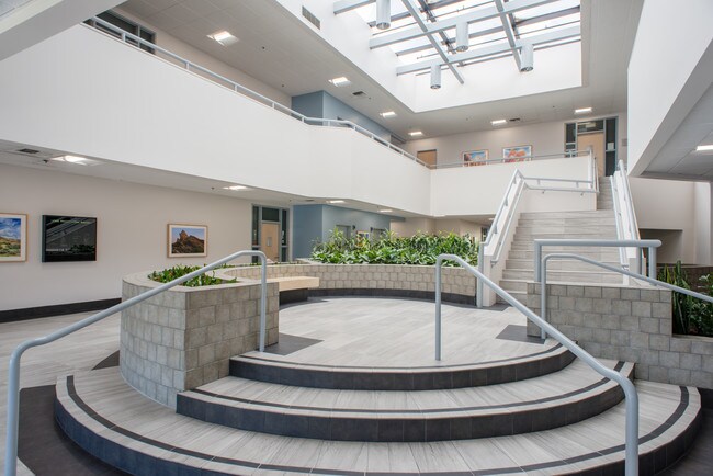 Plus de détails pour 24355 Lyons Ave, Santa Clarita, CA - Bureau/Médical à louer