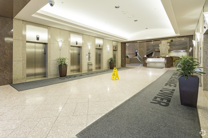 300 5th Ave SW, Calgary, AB à louer - Hall d’entrée - Image 3 de 5