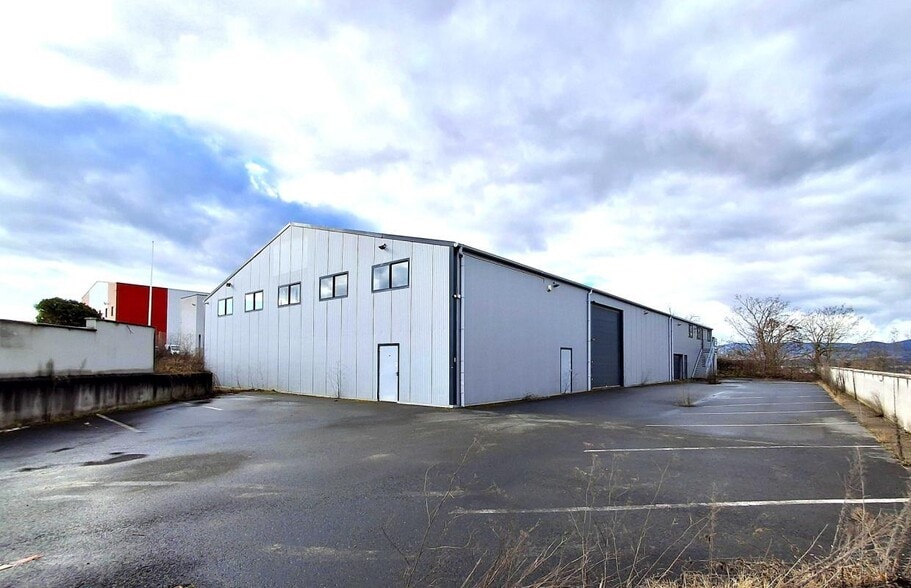 Flex in Fareins for lease - Building Photo - Image 2 of 7