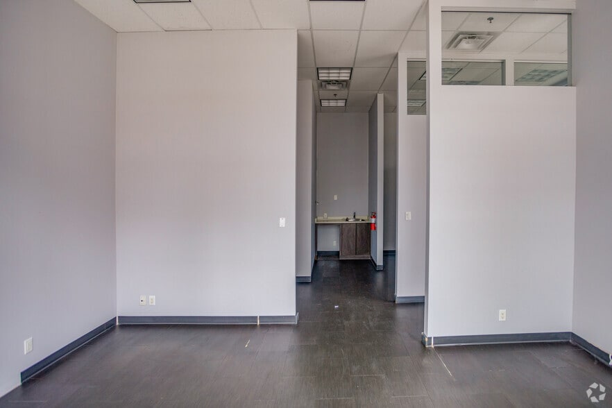 201 Morrissey Rd, Port Moody, BC à louer - Photo intérieure - Image 2 de 8