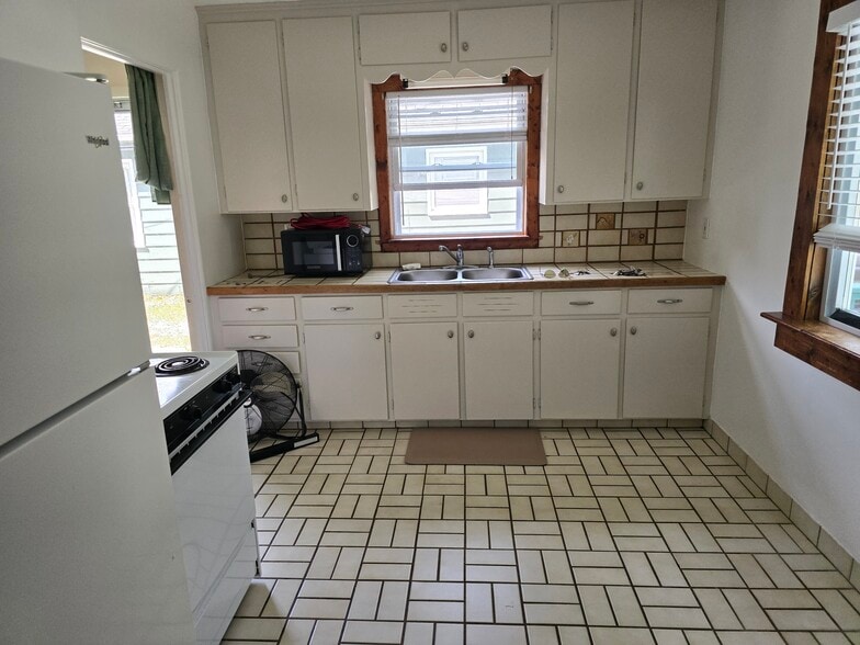 Michigan State University - 2 Houses portfolio of 2 properties for sale on LoopNet.ca - Building Photo - Image 3 of 31