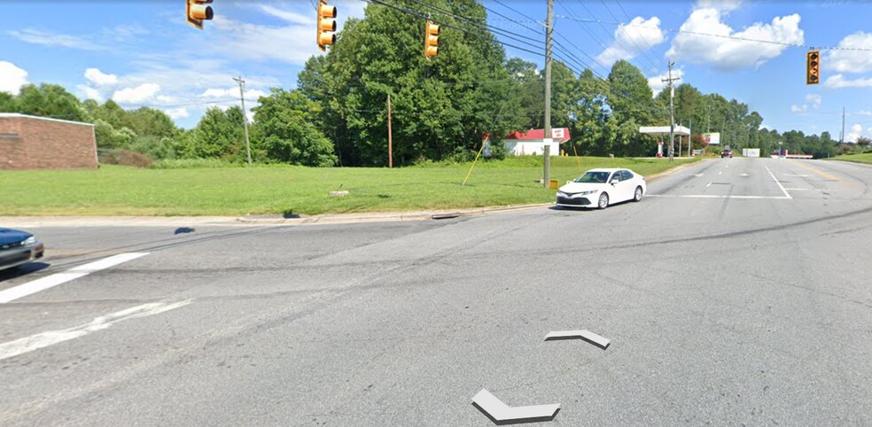 1134 Blowing Rock, Lenoir, NC à vendre - Photo du bâtiment - Image 2 de 2