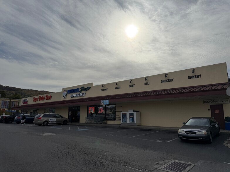 Oley St. Retail portefeuille de 3 propriétés à vendre sur LoopNet.ca - Photo du bâtiment - Image 3 de 13