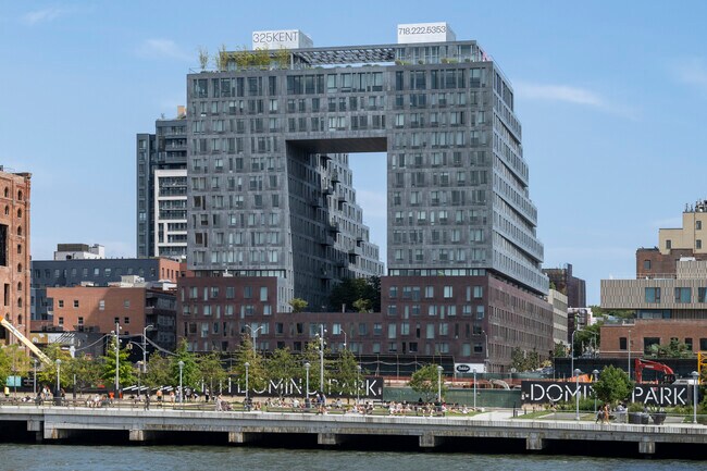 Plus de détails pour 325 Kent Ave, Brooklyn, NY - Commerce de détail à louer