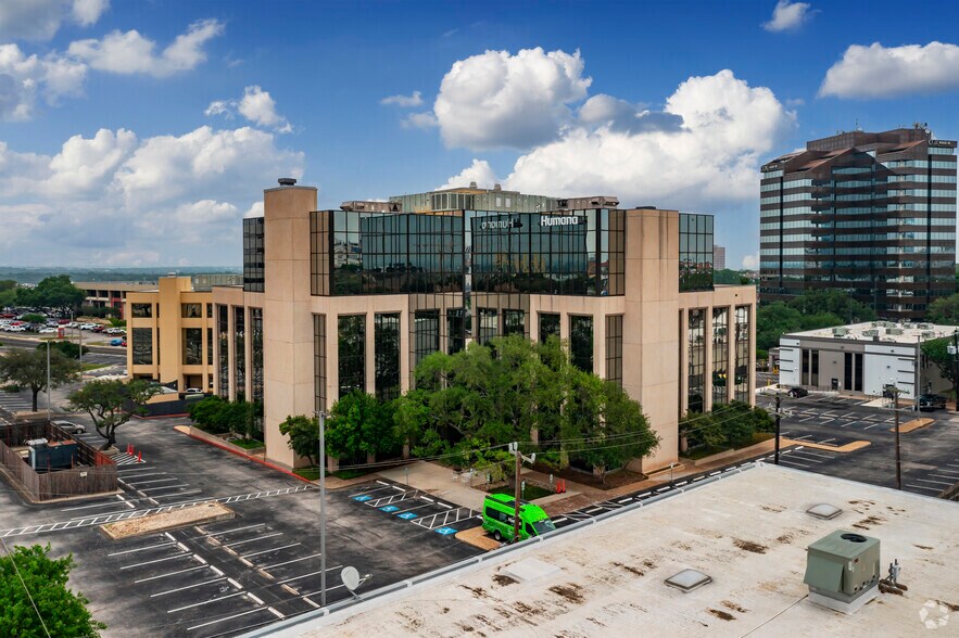 8119 Datapoint Dr, San Antonio, TX à vendre - Photo du bâtiment - Image 3 de 6