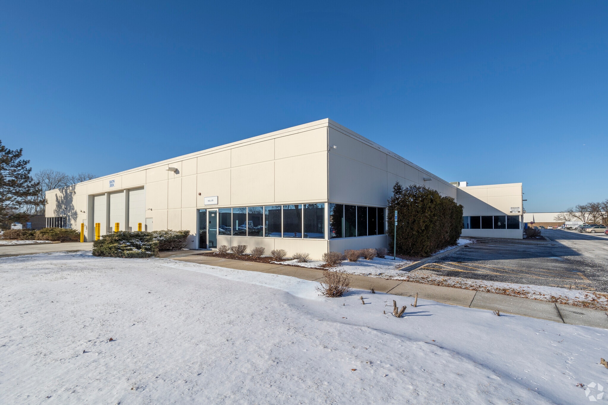 351-425 Country Club Dr, Bensenville, IL for lease Primary Photo- Image 1 of 21