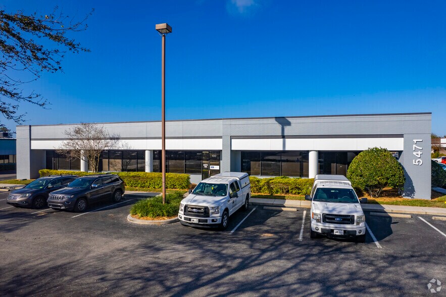 5471 W Waters Ave, Tampa, FL à louer - Photo du bâtiment - Image 2 de 9