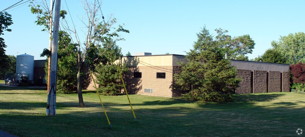 6707 Brooklawn Pky, Mattydale, NY à louer - Photo principale - Image 1 de 7