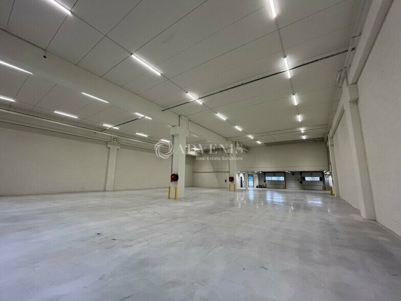 Flex in Bondy for lease - Interior Photo - Image 3 of 7