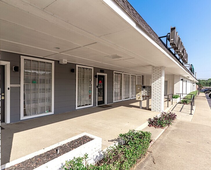 1012 N Davis Dr, Arlington, TX à louer - Photo du bâtiment - Image 2 de 17