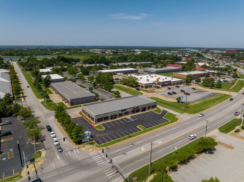 1700 SW Commerce Dr, Bentonville, AR à louer - Aérien - Image 2 de 4