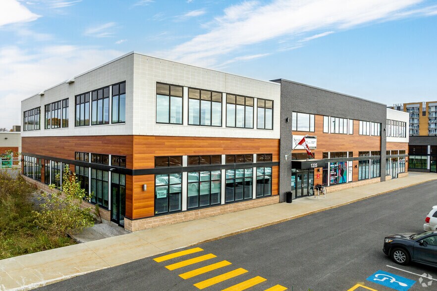 1235 Rue Douglas, Saint-jean-sur-richelieu, QC à louer - Photo du bâtiment - Image 3 de 5
