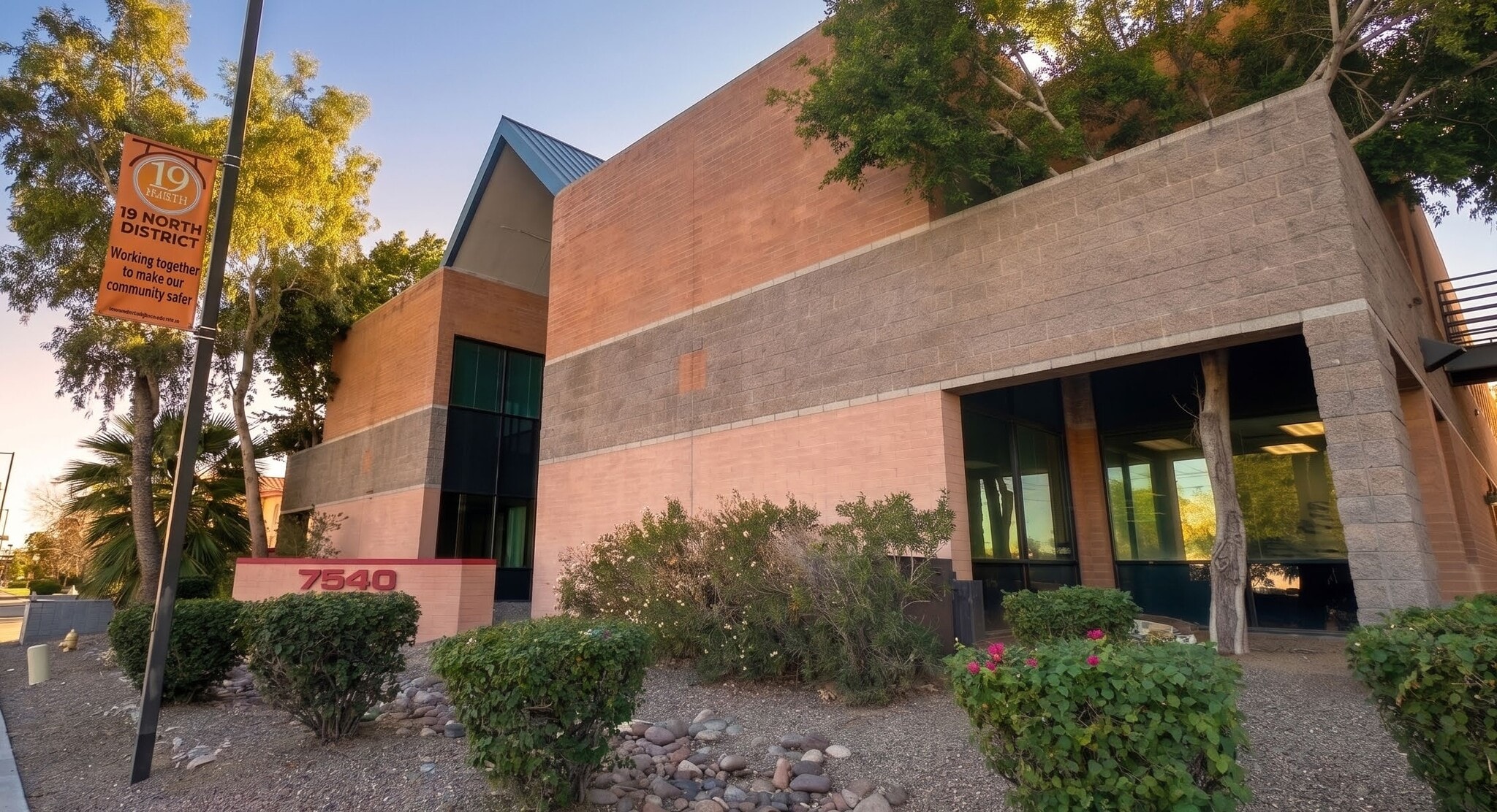 7540 N 19th Ave, Phoenix, AZ à louer Photo du bâtiment- Image 1 de 10